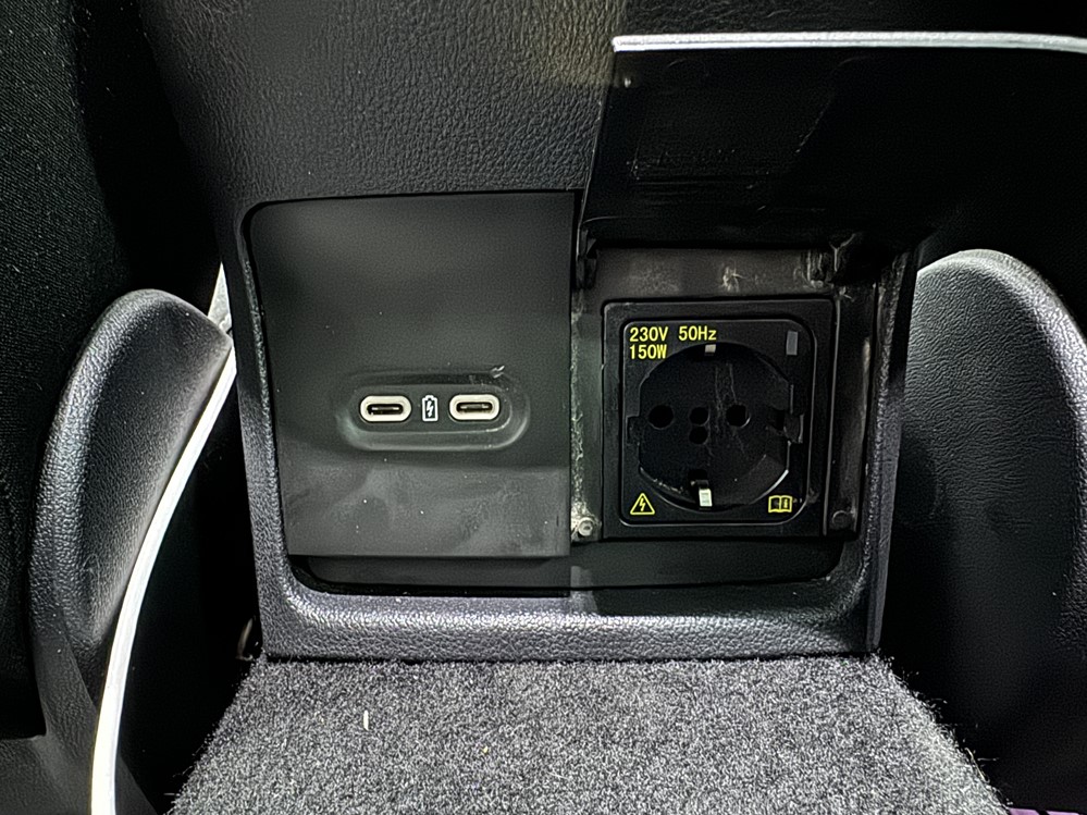 Montare 7 - Skoda Octavia 4 IV 2022 Instalare Invertor 230 V Priza 230 V Consola Spate Porturi Incarcare USB C