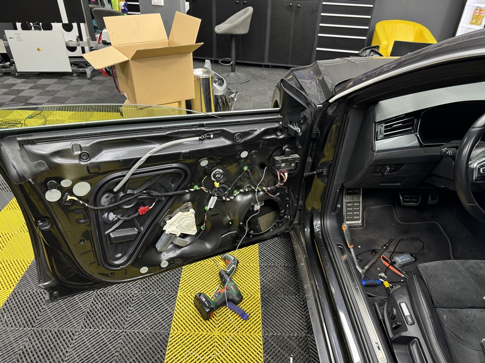 Montare 7 - VW Arteon 2019 Instalare Sistem Camere Area View 360 Original Camera Fata Camere Oglinzi