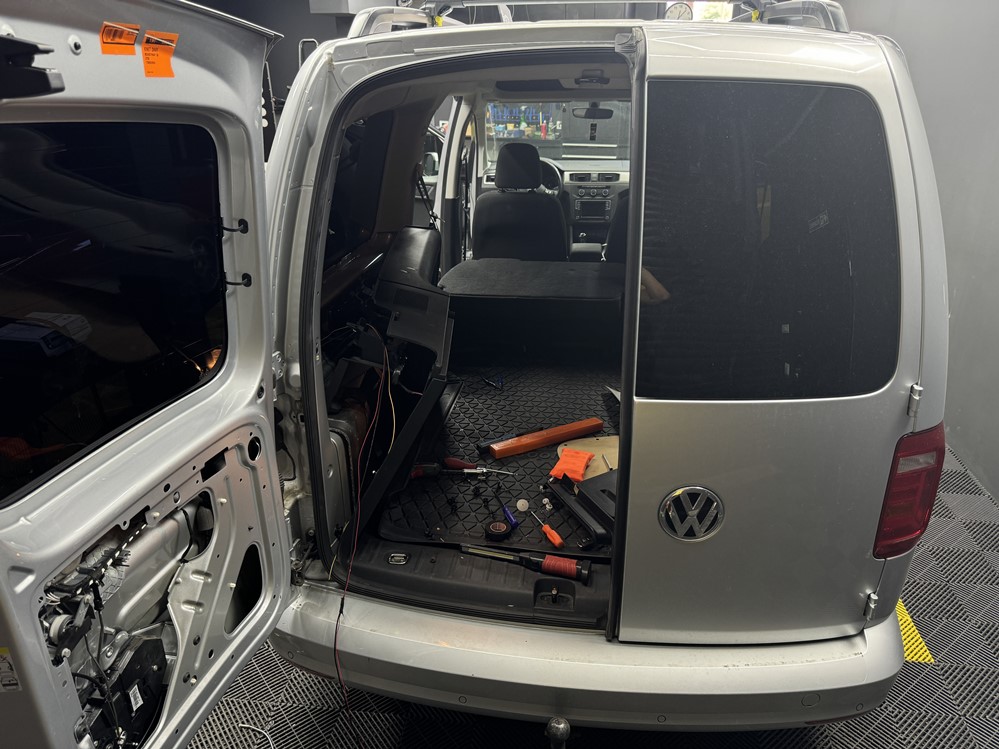 Activare 3 - VW Caddy 2015 Instalare Montare Retrofit Camera Video Spate Marsarier Originala Montare 3 - VW Caddy 2015 Instalare Montare Retrofit Camera Video Spate Marsarier Originala