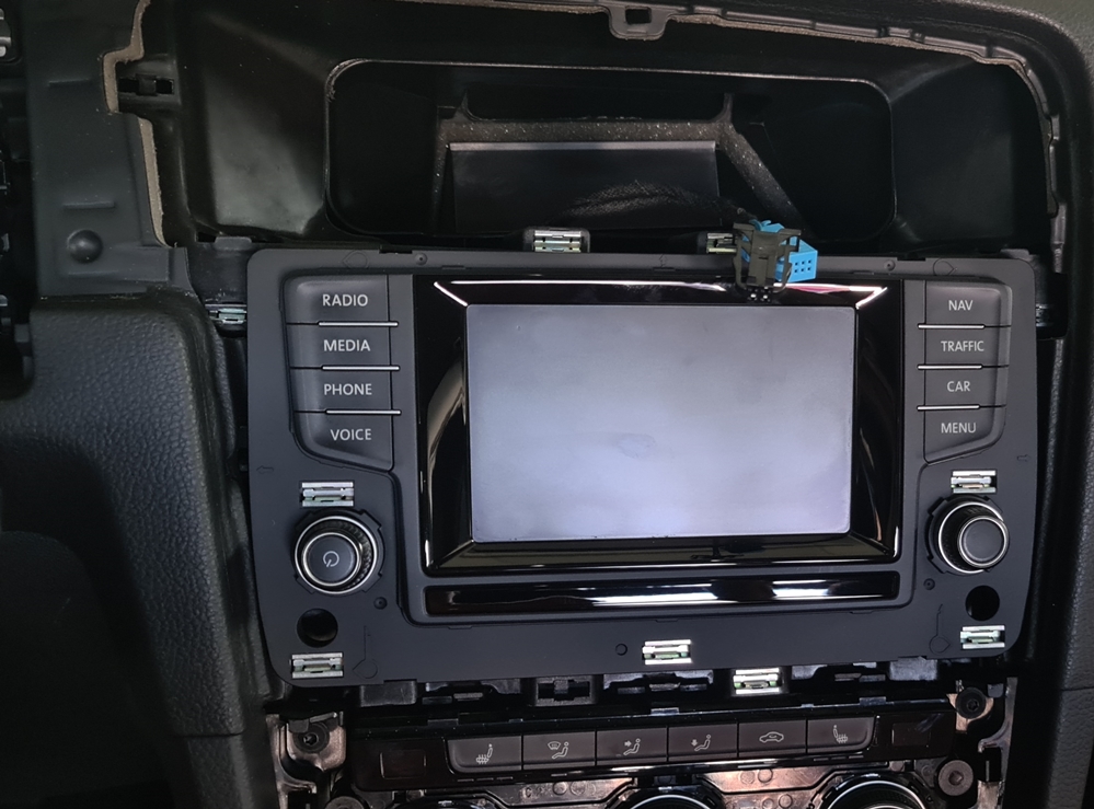Montare 6 - VW Golf 7 2014 Instalare Ceasuri Bord Digitale / Virtual Cockpit / Camera Spate / Navigatie Originala