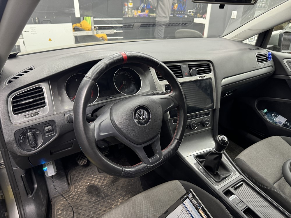 Montare 2 - VW Golf 7 2015 Instalare Pilot Automat Cruise Control Pe Volan De Piele Si Incalzire in Volan