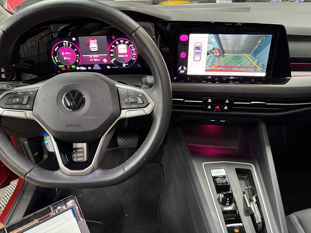 Montare 8 - VW Golf 8 VIII 2022 Instalare Montare Retrofit Camera Video Marsarier Originala in Emblema Bucuresti