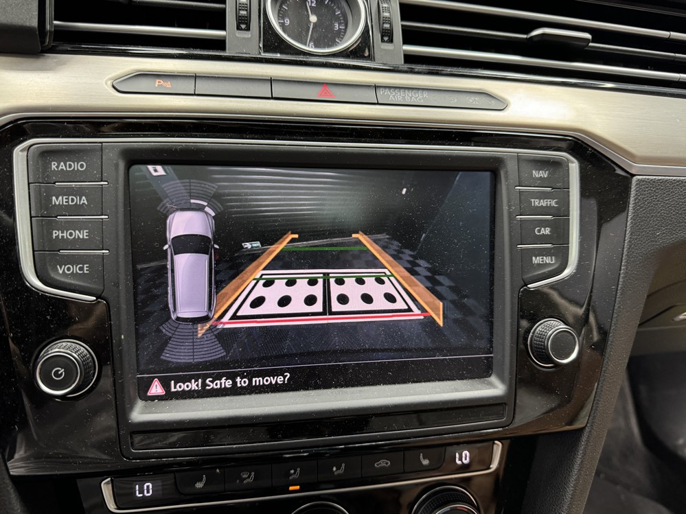 Activare 8 - VW Passat B8 2015 Instalare Montaj Camera Spate Marsarier Originala Montare 8 - VW Passat B8 2015 Instalare Montaj Camera Spate Marsarier Originala