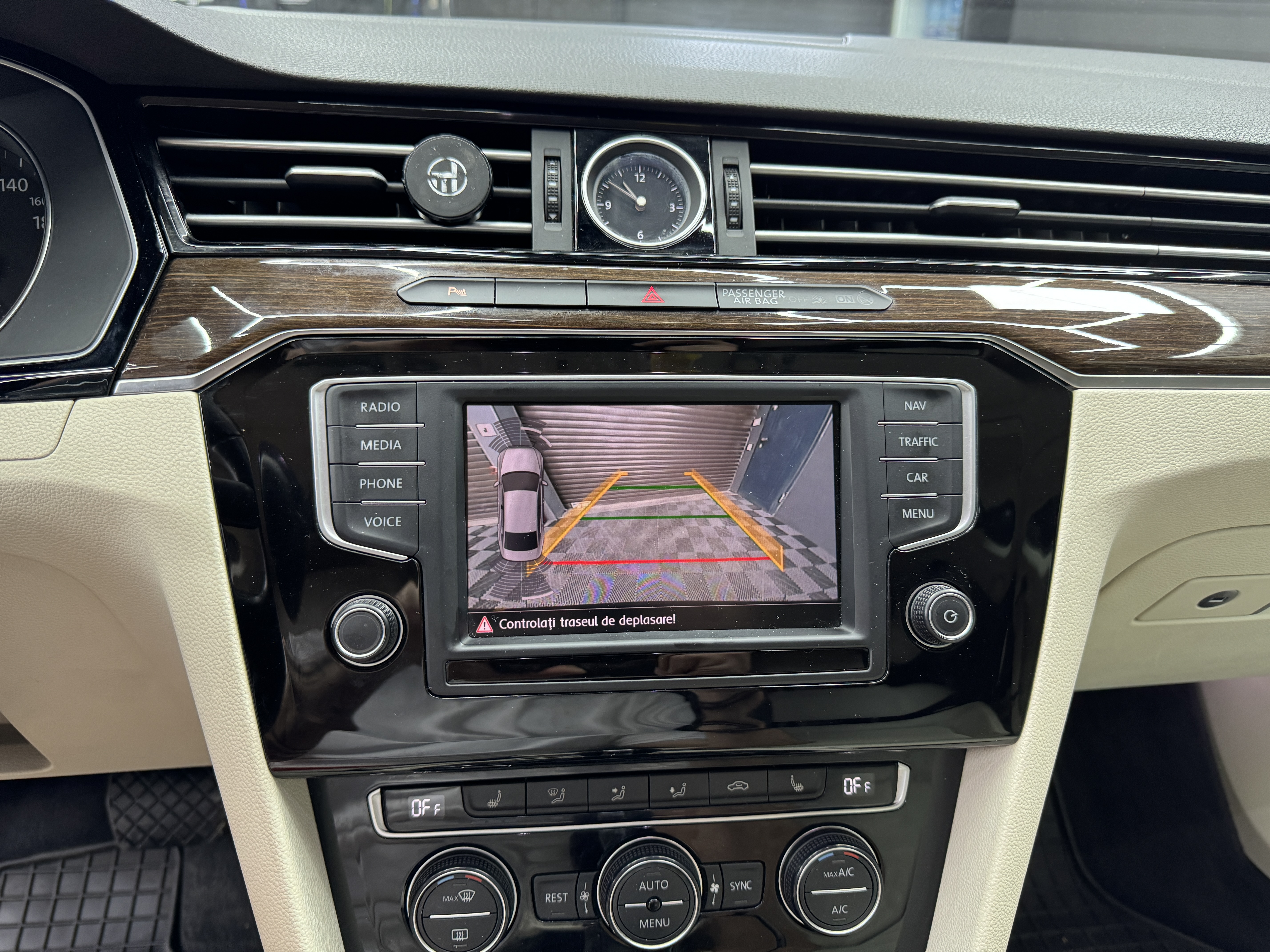 Activare 8 - VW Passat B8 2016 Instalare Montare Camera Spate Marsarier Originala Highline In Emblema Portbagaj Bucuresti Montare 8 - VW Passat B8 2016 Instalare Montare Camera Spate Marsarier Originala Highline In Emblema Portbagaj Bucuresti