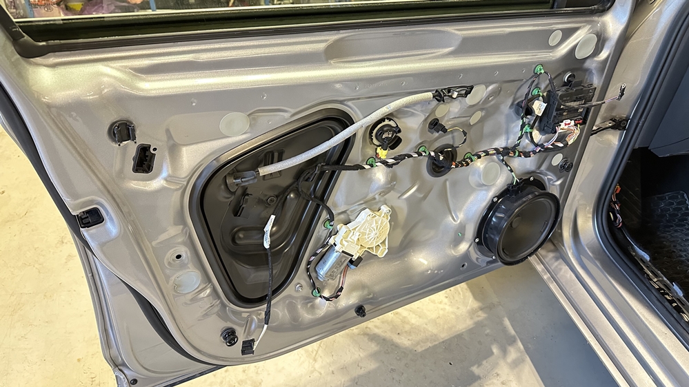 Montare 2 - VW Passat B8 2016 Montaj Kit Keyless Entry Fata - Spate Manere Usi Fata Spate Keyless Entry