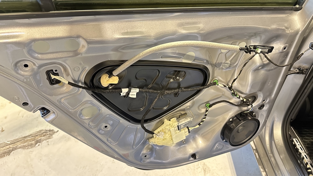 Montare 3 - VW Passat B8 2016 Montaj Kit Keyless Entry Fata - Spate Manere Usi Fata Spate Keyless Entry