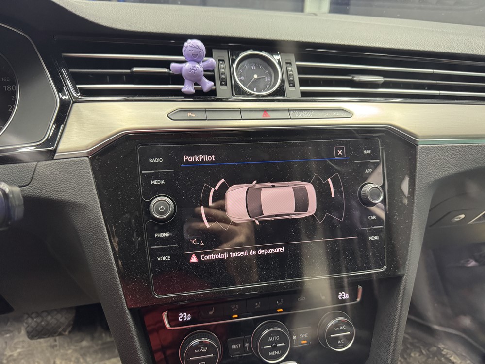 Montare 2 - VW Passat B8 2018 Instalare Montare Camera Video Spate Marsarier Originala In Emblema Flip Sector 1 Bucuresti