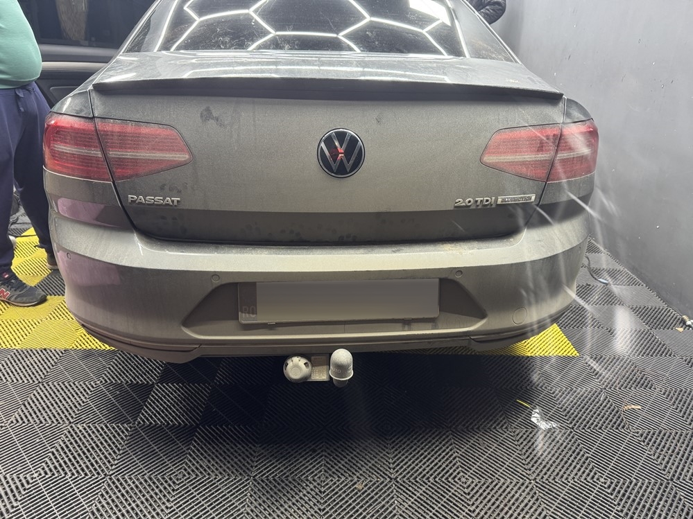 Montare 5 - VW Passat B8 2018 Instalare Montare Camera Video Spate Marsarier Originala In Emblema Flip Sector 1 Bucuresti