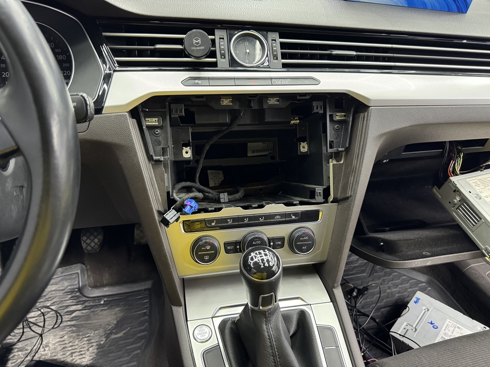 Montare 3 - VW Passat B8 2018 Instalare Unitate Multimedia Navigatie MIB2 Android Auto Apple Carplay