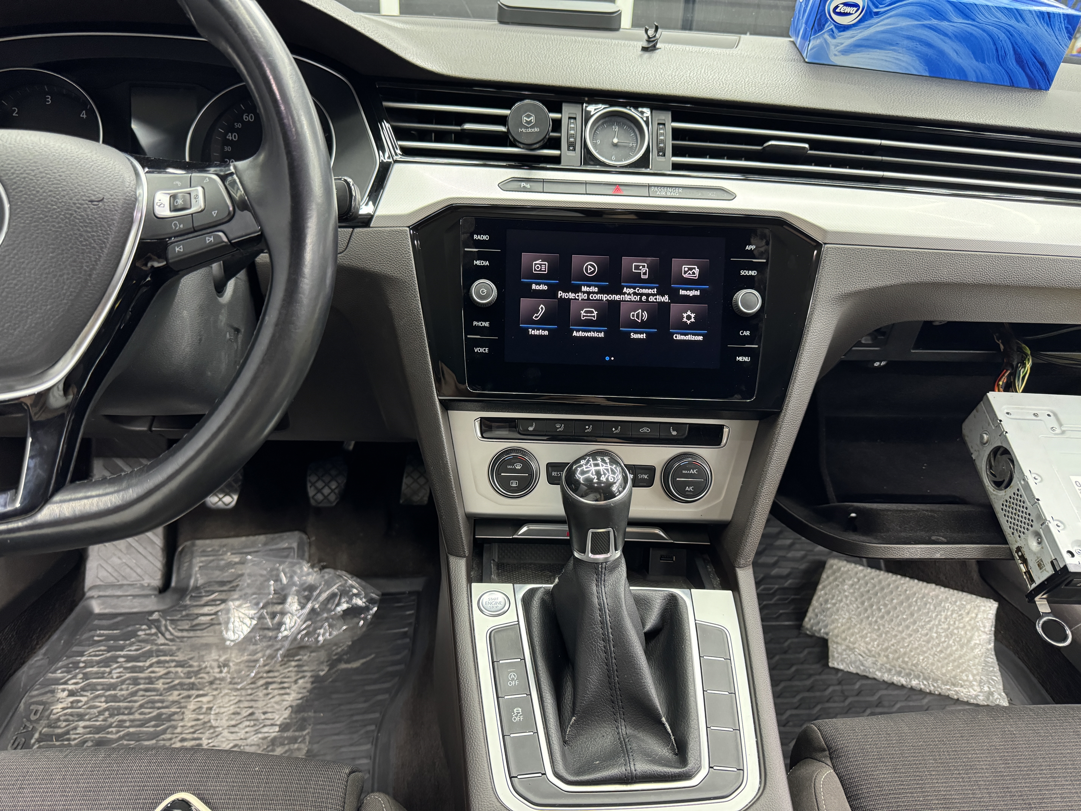 Montare 5 - VW Passat B8 2018 Instalare Unitate Multimedia Navigatie MIB2 Android Auto Apple Carplay