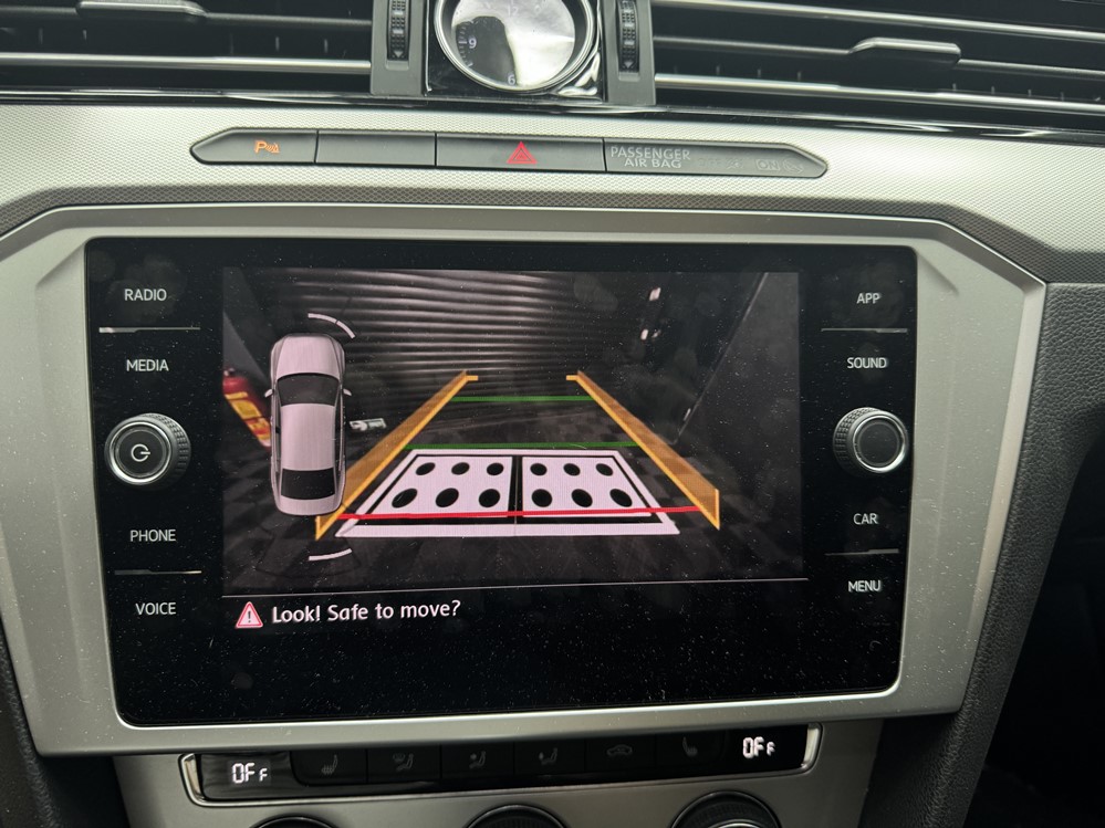 Activare 5 - VW Passat B8 2018 Sedan Berlina Instalare Montaj Camera Spate Marsarier Originala Montare 5 - VW Passat B8 2018 Sedan Berlina Instalare Montaj Camera Spate Marsarier Originala