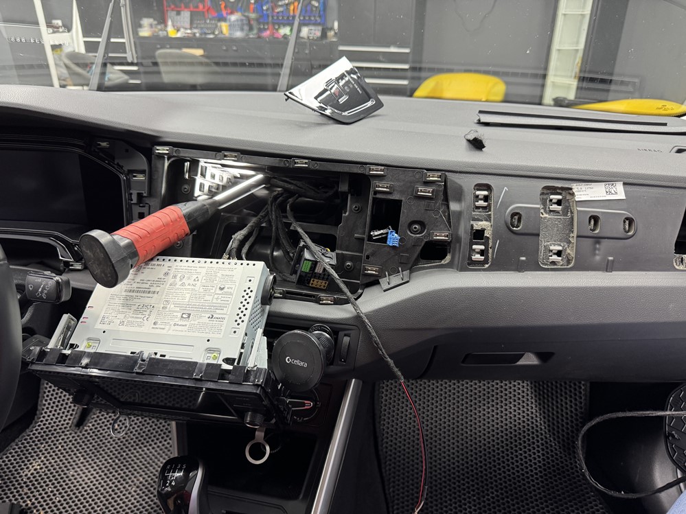 Activare 2 - VW Polo AW 2022 Instalare Camera Spate Marsarier Originala In Emblema Montare 2 - VW Polo AW 2022 Instalare Camera Spate Marsarier Originala In Emblema