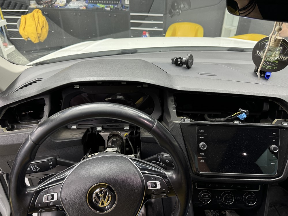 Montare 6 - VW Tiguan 2 AD1 Reparatie Ceasuri Digitale Remediere Problema Eroare: Tablou de bord. Atelier! Front Assist indisponibil. Bucuresti