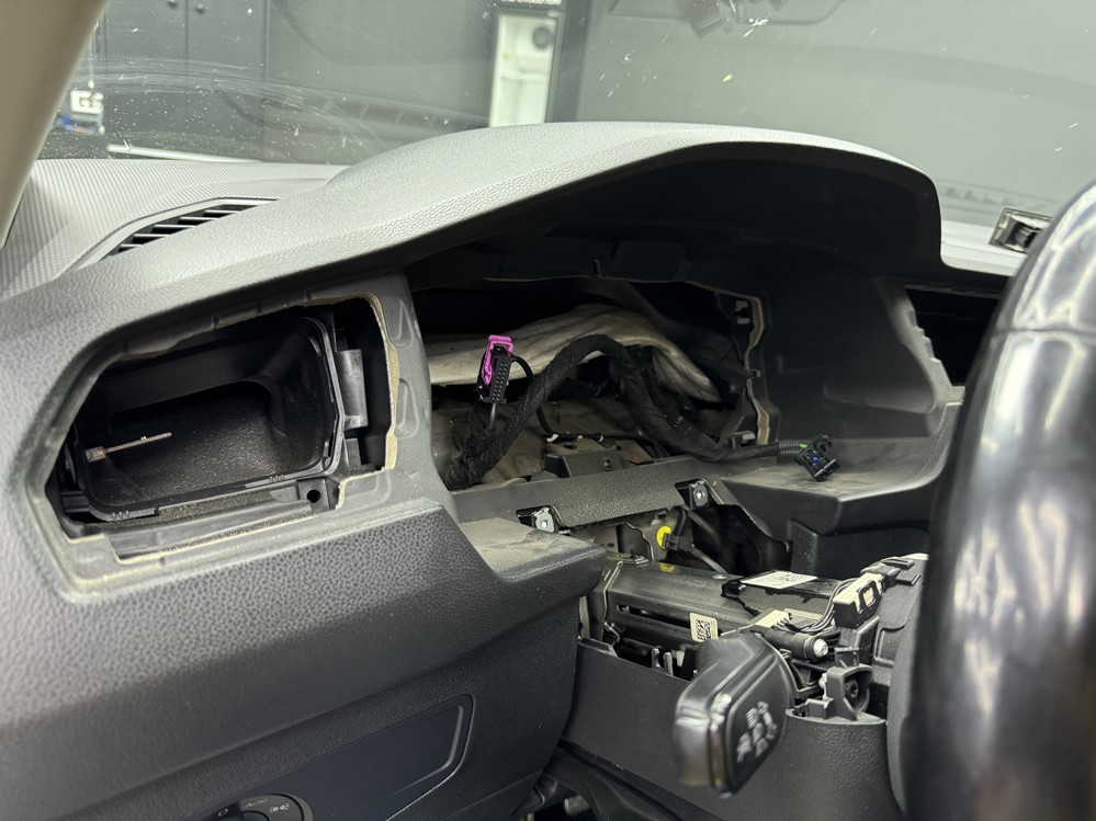 Montare 7 - VW Tiguan 2 AD1 Reparatie Ceasuri Digitale Remediere Problema Eroare: Tablou de bord. Atelier! Front Assist indisponibil. Bucuresti