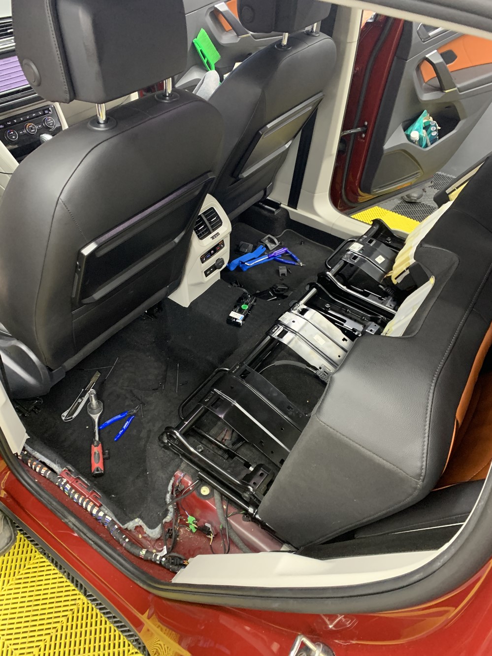 Montare 4 - VW Tiguan 2019 Instalare Bancheta Spate cu Incalzire Remediere Probleme AreaView 360