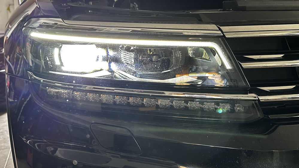 Montare 4 - VW Tiguan AD1 2018 Instalare Faruri FULL LED Matrix Originale