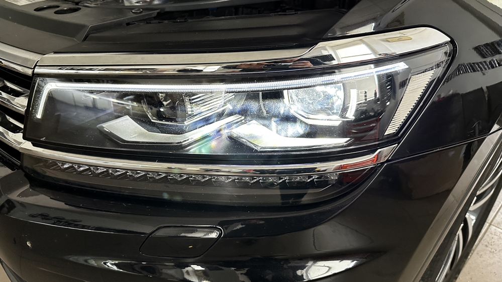 Montare 6 - VW Tiguan AD1 2018 Instalare Faruri FULL LED Matrix Originale