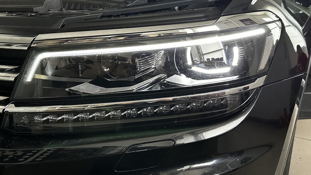 Montare 8 - VW Tiguan AD1 2018 Instalare Faruri FULL LED Matrix Originale