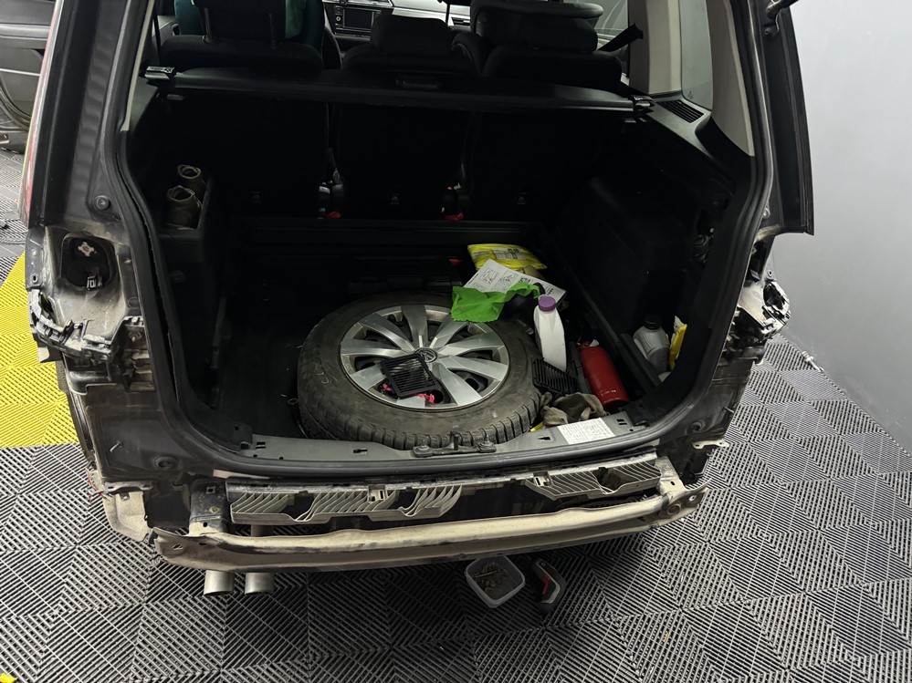 Montare 5 - VW Touran 5TA 2016 Montaj Instalare Senzori Parcare Spate Originali